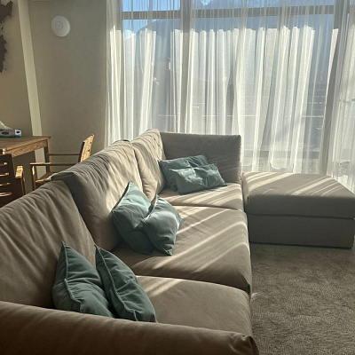 Мягкий диван с объемными подушками: отзыв о комфорте. Фото семейного отдыха. 5/5.